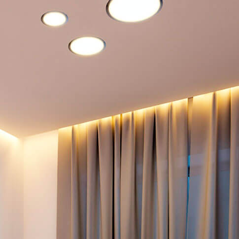 Сатиновые натяжные потолки в спальню