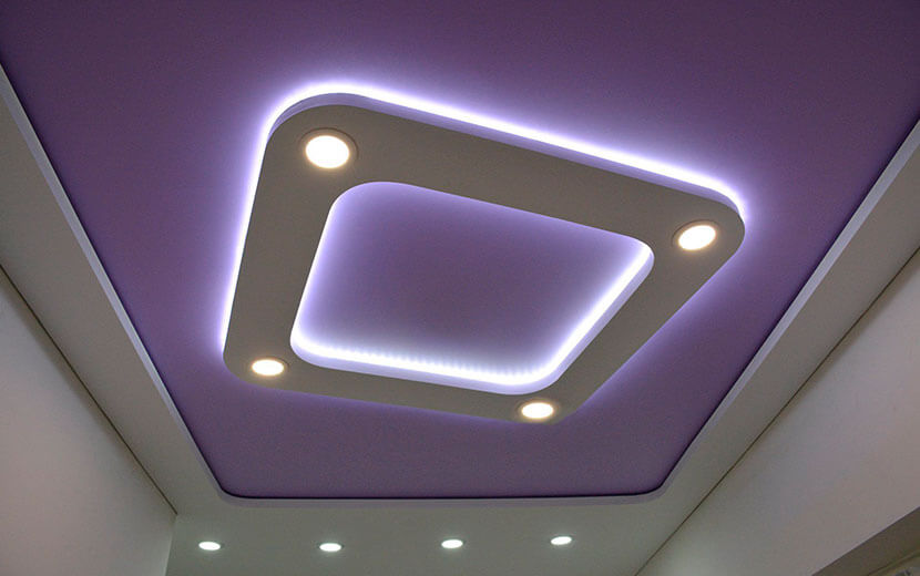 Двухуровневый натяжной потолок в гостинной